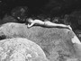 Louise D'Tuani faz topless enquanto bronzeia o corpo