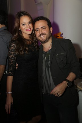Bruna Marquezine com o empresário Isaac Azar em festa na Zona Sul do Rio (Foto: Miguel Sá/ Divulgação)