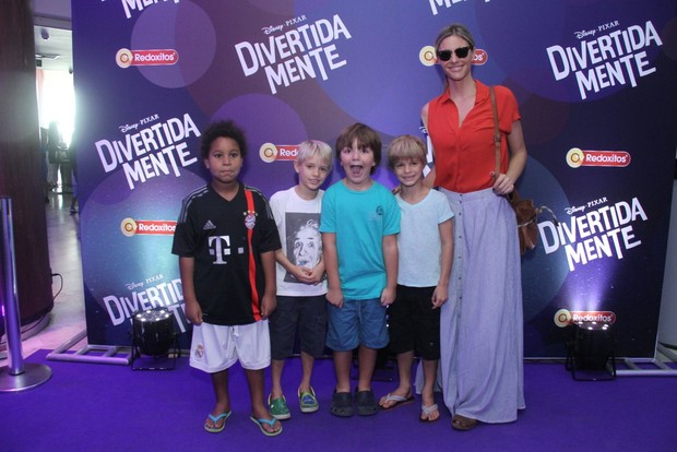 Fernanda Lima com os filhos (Foto: Thyago Andrade / Foto Rio News)