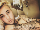 Justin Bieber faz selfie sem camisa na cama com carinha fofa