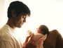 Felipe Simas posa com a filha recém-nascida em clique fofíssimo