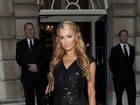 Paris Hilton usa look poderoso com fenda em festa pré-casamento da irmã