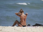Fernanda de Freitas mostra 'barriga chapada' em praia do Rio