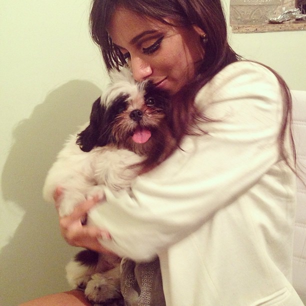 Anitta posa com cachorrinho (Foto: Instagram/ Reprodução)