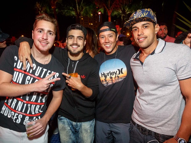 CaioC astro com amigos em festa na Zona Oeste do Rio (Foto: Marcos Samerson/ Agência We love Photo!/ Divulgação)