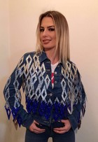 Fernanda Keulla usa jaqueta jeans de R$ 30 mil com mais de 45 mil cristais