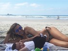 Luisa Mell curte dia de praia com o filho e mostra corpaço de biquíni
