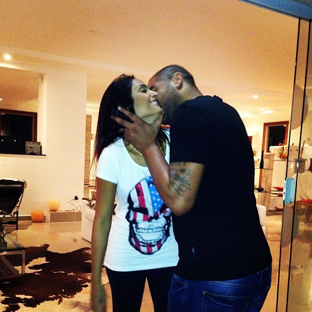 Adriano e namorada (Foto: Reprodução/Instagram)