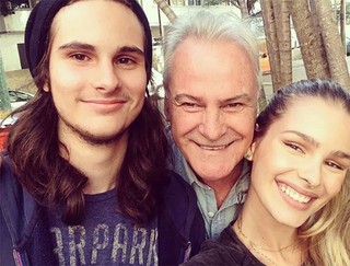 Yasmin Brunet com o pai, Armando, e o irmão (Foto: Reprodução / Instagram)