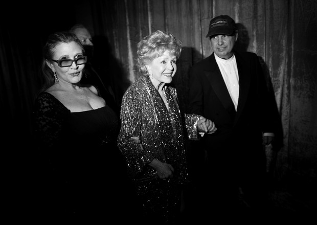 Debbie Reynolds com Carrie Fisher e Todd Fisher  (Foto: Getty Images)