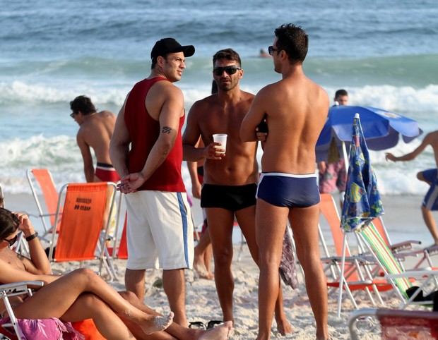 Ex-BBB Kleber Bambam curte praia com amigos (Foto: (Fotos: Henrique Oliveira / Foto Rio News))