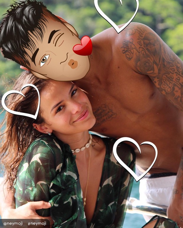 Bruna Marquezine põe emoji nos rosto de Neymar em foto (Foto: Reprodução/Instagram)