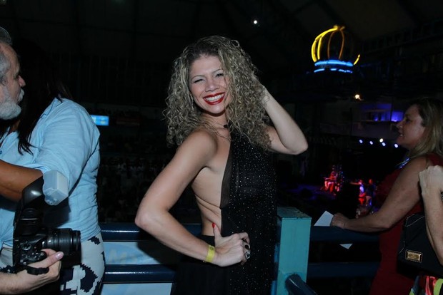 Cátia Paganote em noite de samba no Rio (Foto: Marcello Sá Barreto/Ag News)
