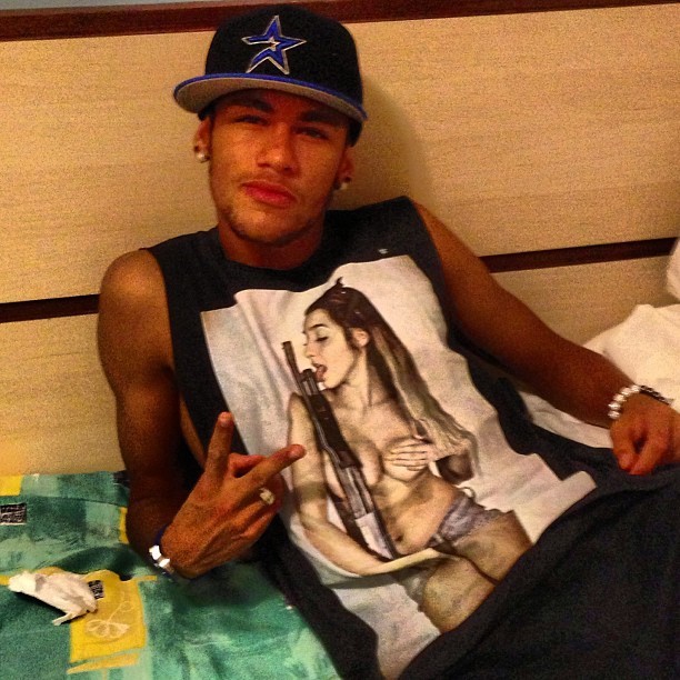 Neymar posa usando blusa com estampa polêmica (Foto: Instagram/ Reprodução)