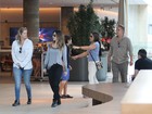 Cleo Pires passeia com a família em shopping e manda beijo pro paparazzo