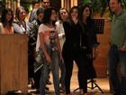 Giovanna Lancellotti acena para paparazzo durante passeio em família
