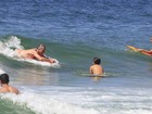 De folga, Pedro Bial curte praia com os filhos e surfa