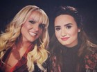 Britney Spears e Demi Lovato posam juntas em bastidores de programa