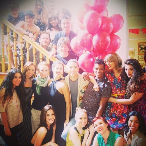 Taylor Swift com Lorde e amigos (Foto: Reprodução/Instagram)