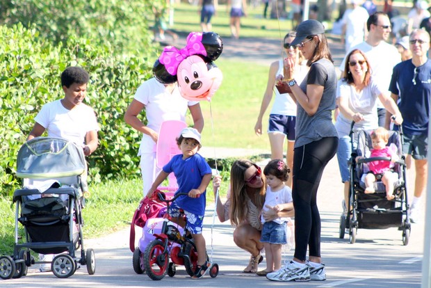 Virna e Fernanda Pontes com os filhos na Lagoa (Foto: JC Pereira / AgNews)