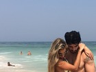 Adriana e Rodrigão curtem praia no primeiro dia do horário de verão
