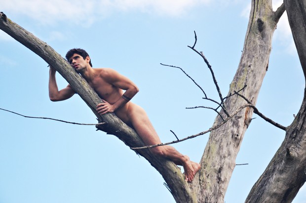 Tiago Homci posa pelado em árvore para exposição The Male Nude Project (Foto: Divulgação/Sergio Santoian)