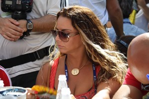 Viviane Araújo no sambódromo para acompanhar a apuração (Foto: Graça Paes e Marcos Ferreira / Foto Rio News)
