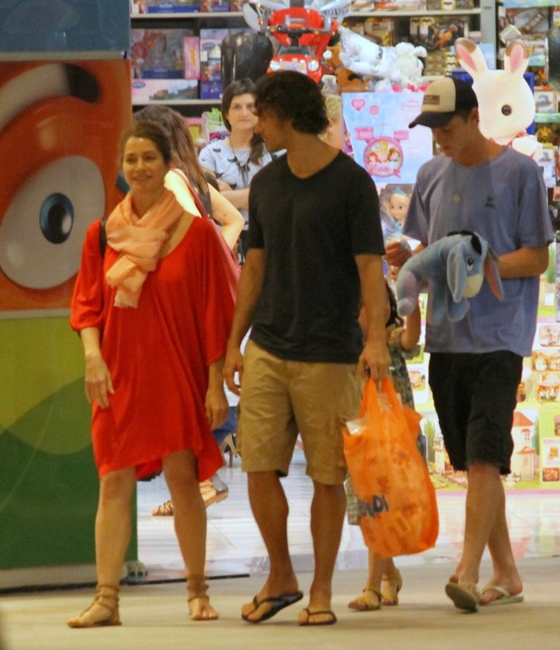 Letícia Spiller e família no shopping (Foto: agnews)
