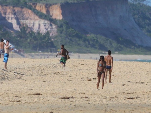 Naomi Campbell desiste de correr atrás de paparazzo em praia em Trancoso, na Bahia (Foto: Delson Silva/ Ag. News)