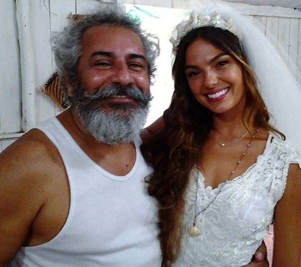Isis Valverde vestida de noiva para gravação da novela A Força do Querer (Foto: Reprodução/Instagram)