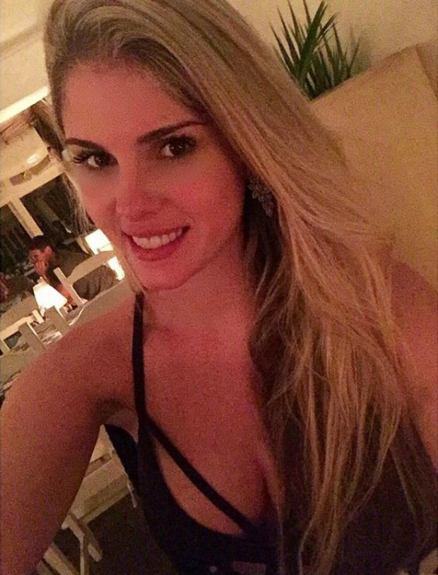 EGO Bárbara Evans posta selfie com decote e fãs criticam Só tem essa blusa notícias de