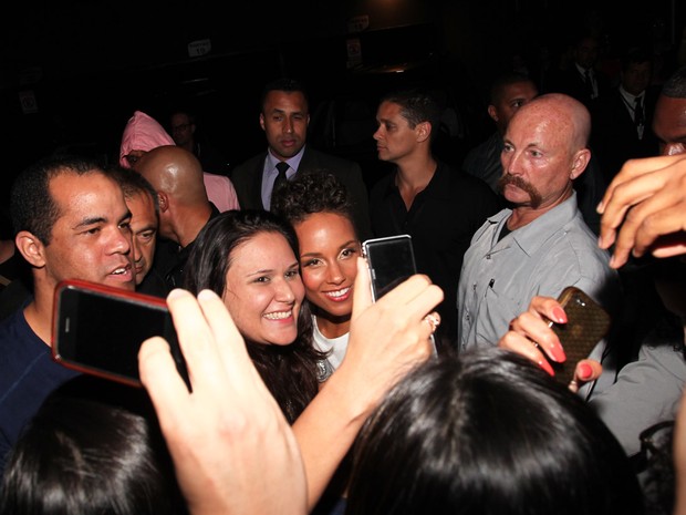 Alicia Keys com fãs após show em São Paulo (Foto: Manuela Scarpa/ Foto Rio News)