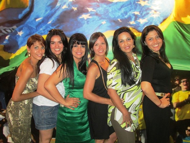 Mara Maravilha com seus ex-assistentes de palco em restaurante em São Paulo (Foto: Divulgação)