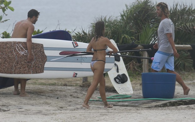 Thiago Rodrigues e Cristiane Dias fazem Stand Up Paddle (Foto: Dilson Silva / Agnews)