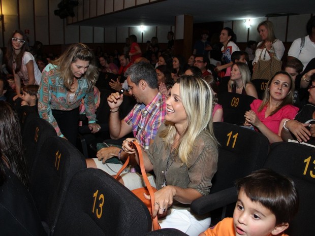 Flavia Alessandra e Otaviano Costa prestigiam peça de sua filha Giulia Costa (Foto: THYAGO ANDRADE/FOTO RIO NEWS)