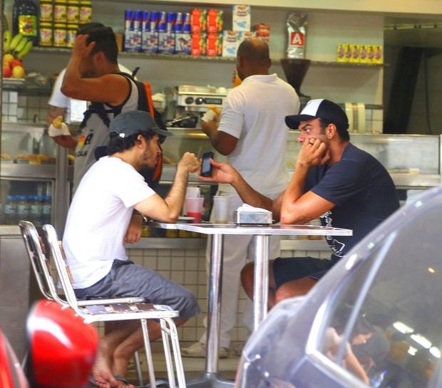 Jean Wyllys e Alan Passos lancham juntos em Copacabana (Foto: Delson Silva / AgNews)