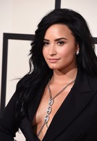 Demi Lovato 'esquece' sutiã em casa e aposta em terninho superdecotado