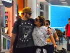 Preta Gil beija muito em aeroporto do Rio de Janeiro