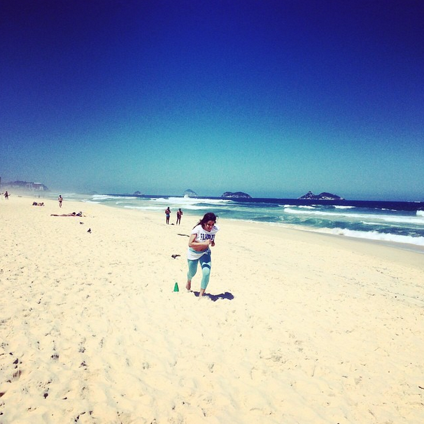 Anitta treina na praia (Foto: Reprodução/Instagram)