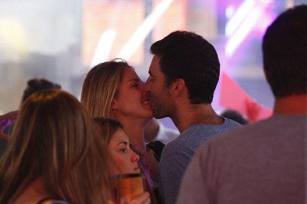 Letícia Birkheuer beijando em Pool Party (Foto: Marcos Serra Lima / EGO)