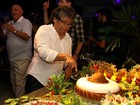 Marlene Mattos ganha bolo de cangaceira no aniversário