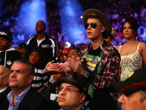 Justin Bieber assistem a luta de boxe em Las Vegas, nos Estados Unidos (Foto: Mark J. Rebilas/ Reuters)