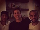 Longe da folia, Fábio Porchat posa com Neymar e Daniel Alves