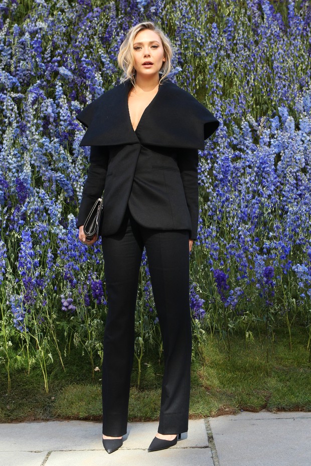 Elizabeth Olsen na primeira fila da Dior em Paris (Foto: Getty Images | AFP)