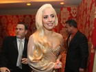 Lady Gaga aposta em vestido tomara que caia para ir a festa