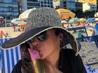 Ex-BBB Ana Paula curte 'drink' refrescante em praia: 'chandonlé'