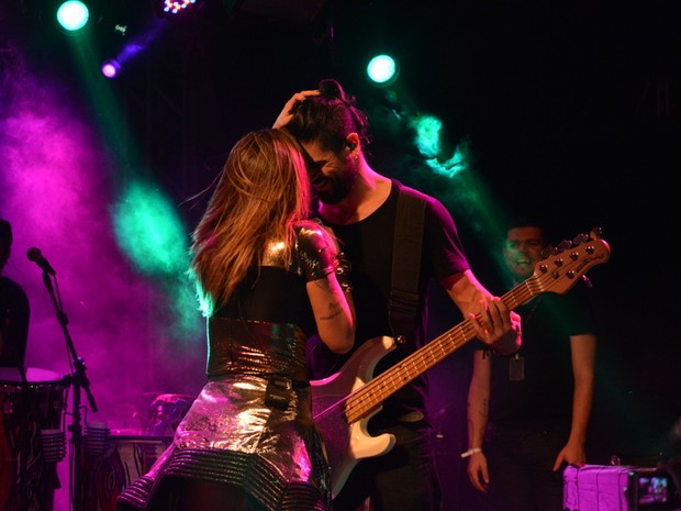 Alinne Rosa e Rodrigo Fróes em show no Recife, em Pernambuco (Foto: Felipe Souto Maior/ Ag. News)
