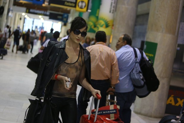 Serginho, ex-bbb, no aeroporto (Foto: Marcello Sá Barretto / Agnews)