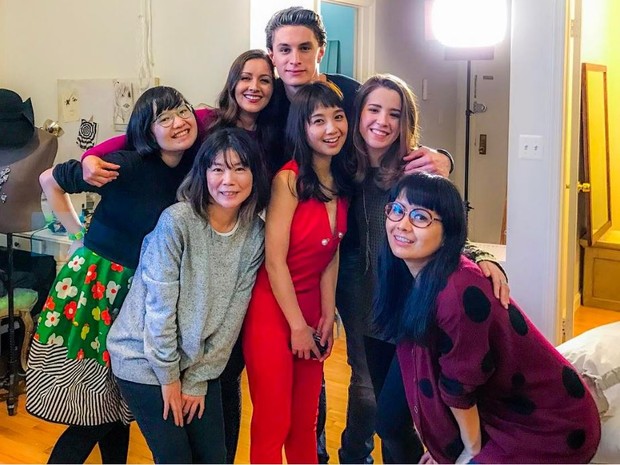 Nana Gouvêa com elenco na gravação de série japonesa (Foto: Reprodução/Instagram)
