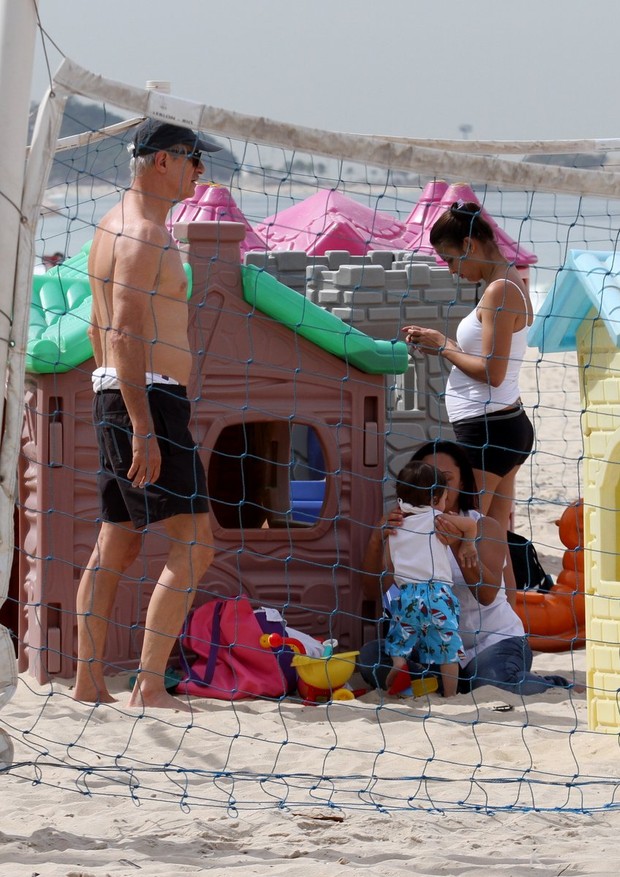 Marcos Caruso brinca com a neta na praia do Leblon (Foto: Henrique Oliveira/Fotorio News)